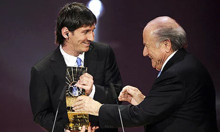 Messi giành giải Nam cầu thủ hay nhất FIFA vào năm 2009.